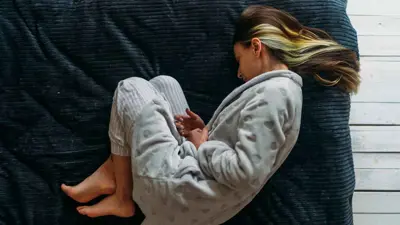 سيدة تعاني من الألم 