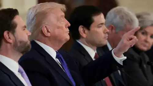 الرئيس الأمريكي دونالد ترامب خلال اجتماع في البيت الأبيض