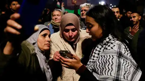 فلسطينيون يستخدمون هواتفهم المحمولة