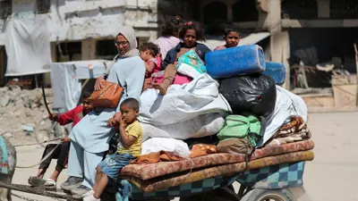 غزيون يفرون من القصف الإسرائيلي