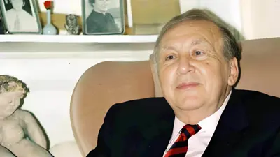 الشاعر الراحل نزار قباني