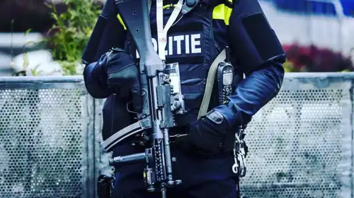 عنصر من الشرطة الهولندية