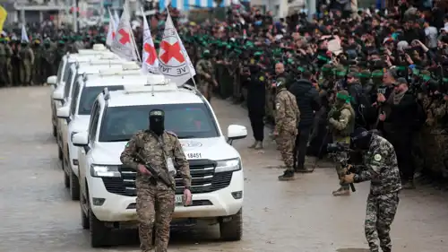 عناصر من "حماس" إلى جانب مركبات الصليب الأحمر