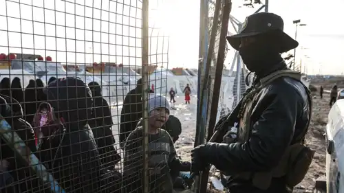  قوات الأمن الداخلي السورية تحرس حاجز مخيم الهول