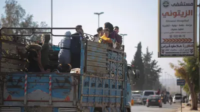 شاحنة تنقل عددا من النازحين من حلب