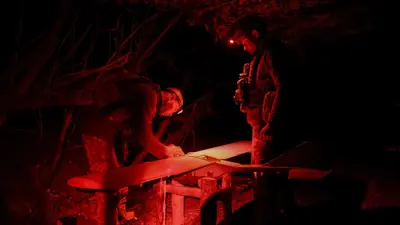 قوات أوكرانية تجهز مسيرات