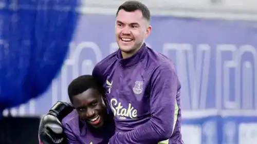 إدريسا جاي وزميله مايكل كين في تدريبات إيفرتون