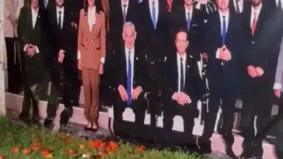 كميات من الطماطم أسفل صورة حكومة نتنياهو