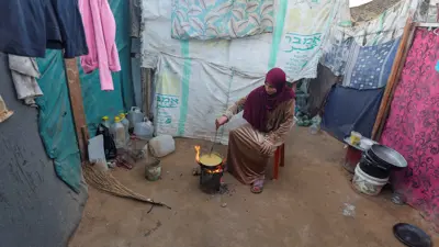 أم فلسطينية نازحة في قطاع غزة