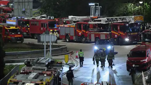 عشرات فرق الإطفاء والإنقاذ تواصل العمل في موقع الحريق