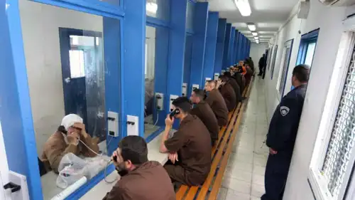 أسرى فلسطينيون يتحدثون مع ذويهم خلال زيارة