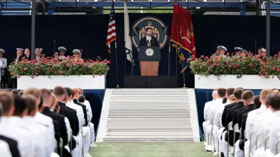 فانس يتحدث خلال حفل التخرج في الأكاديمية البحرية 