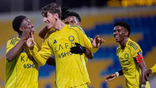 حيدر عبد الكريم يحتفل مع فريق الشباب بنادي النصر السعودي