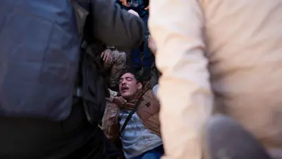 شخص يتعرض للإغماء أثناء التدافع في الجامع الأموي