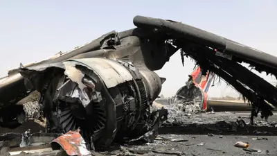طائرة مدمرة في مطار صنعاء جراء غارة إسرائيلية