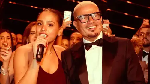 عمرو دياب وابنته جنا في إحدى الحفلات