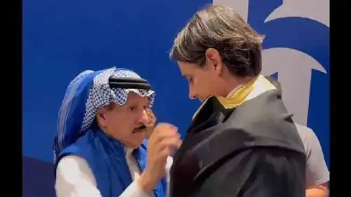 إبراهيم الفريان يهدي إنزاغي البشت العربي