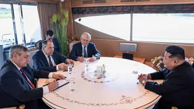 خلال لقاء رئيس كوريا الشمالية بوزير الخارجية الروسي