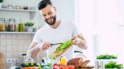 رجل يحضر الطعام