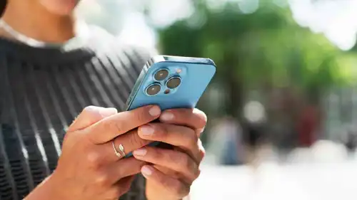 سيدة تستخدم هاتف آيفون