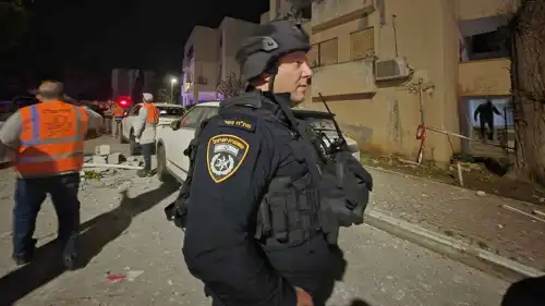 عناصر أمن وإنقاذ في موقع سقوط شظايا الصواريخ