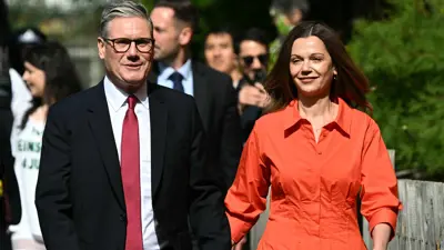 فيكتوريا ستارمز زوجة رئيس الوزراء البريطاني الجديد