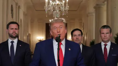 ترامب وأركان إدارته في الخلف