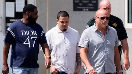 جارسيا بالقيص الأبيض (وسط) لحظة الإفراج عنه