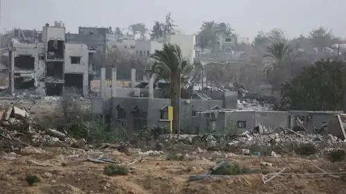 كتلة خرسانية تحدد "الخط الأصفر"