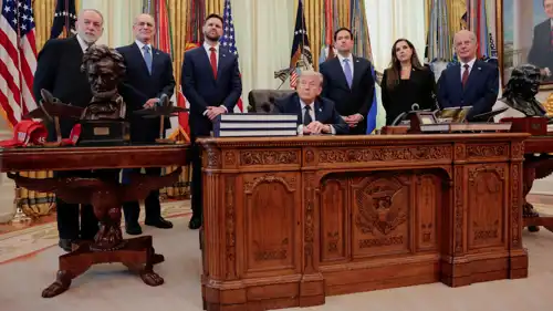 ترامب متحدثاً للصحفيين عقب الاجتماع