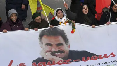 مؤيدون لأوجلان يرفعون صورته في مظاهرة في فرنسا
