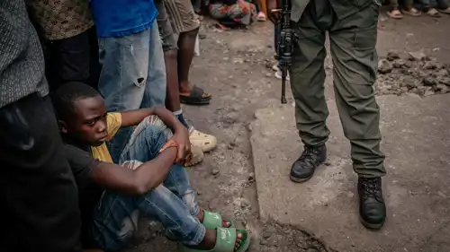 مواطنون في الكونغو الديمقراطية إلى جانب عسكري