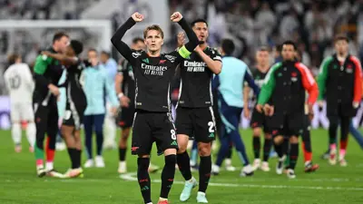 لاعبو آرسنال يحتفلون بالفوز على ريال مدريد