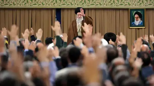 خامنئي يحيي الحشد خلال اجتماع