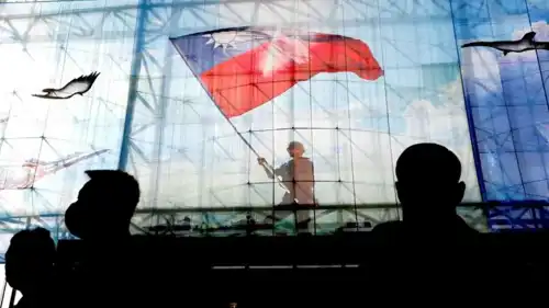 صورة جندي يحمل علم تايوان بمقر وزارة الدفاع في تايبيه