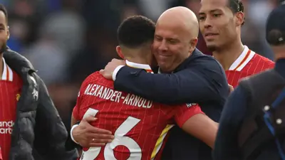 سلوت يحتضن أرنولد