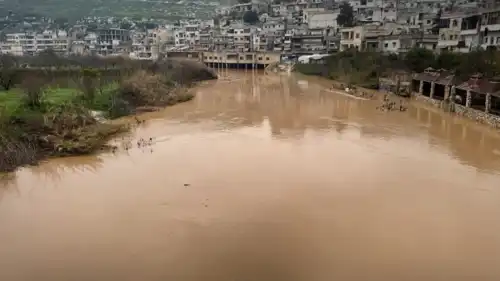 نهر العاصي تغمر عدداً من البيوت والأبنية في ريف إدلب 