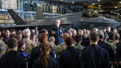 ستارمر يخاطب أفراد طاقم السفينة "صاحبة الجلالة أمير ويلز"