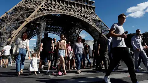 أشخاص في باريس