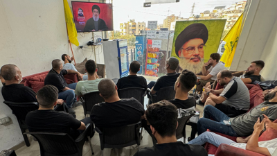 لبنانيون يستمعون لكلمة حسن نصرالله