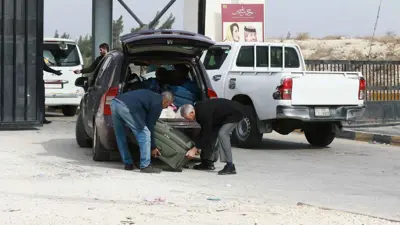 لاجئون سوريين يغادرون الأردن من معبر جابر الحدودي مع سوريا
