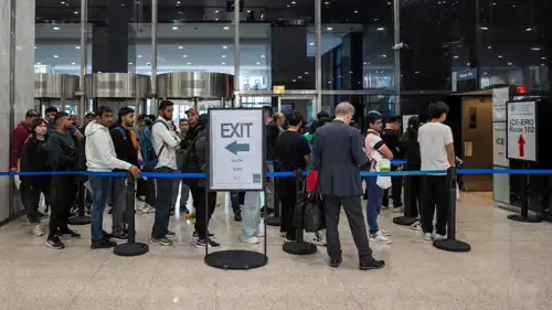 مهاجرون في مركز أمريكي لعمليات الإبعاد القسري