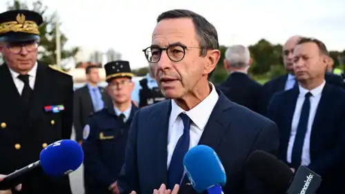 وزير الداخلية وزعيم حزب الجمهوريين المحافظ برونو ريتايو