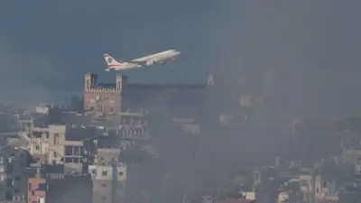 طائرة لبنانية تقلع وسط دخان القصف