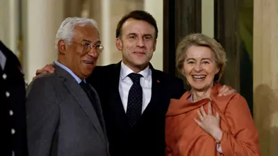 ماكرون خلال استقباله زعماء أوروبين في قمة باريس