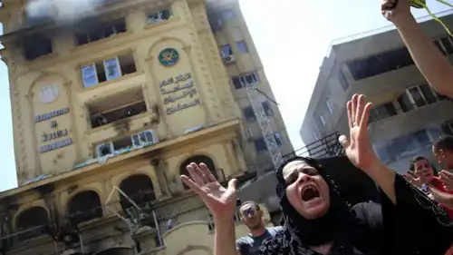 مقر محروق للإخوان المسلمين في مصر