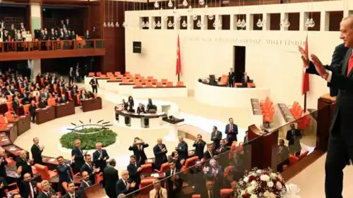 الرئيس التركي رجب طيب أردوغان يلوح لأعضاء في البرلمان 