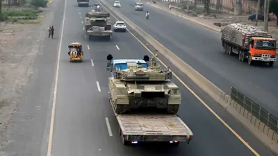 دبابات على طريق بالقرب من لاهور في باكستان