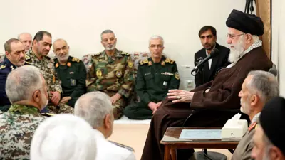 قادة أمنيون إيرانيون خلال اجتماع مع خامنئي