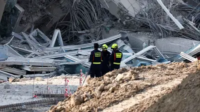 فرق إنقاذ عند مبنى منهار في العاصمة بانكوك